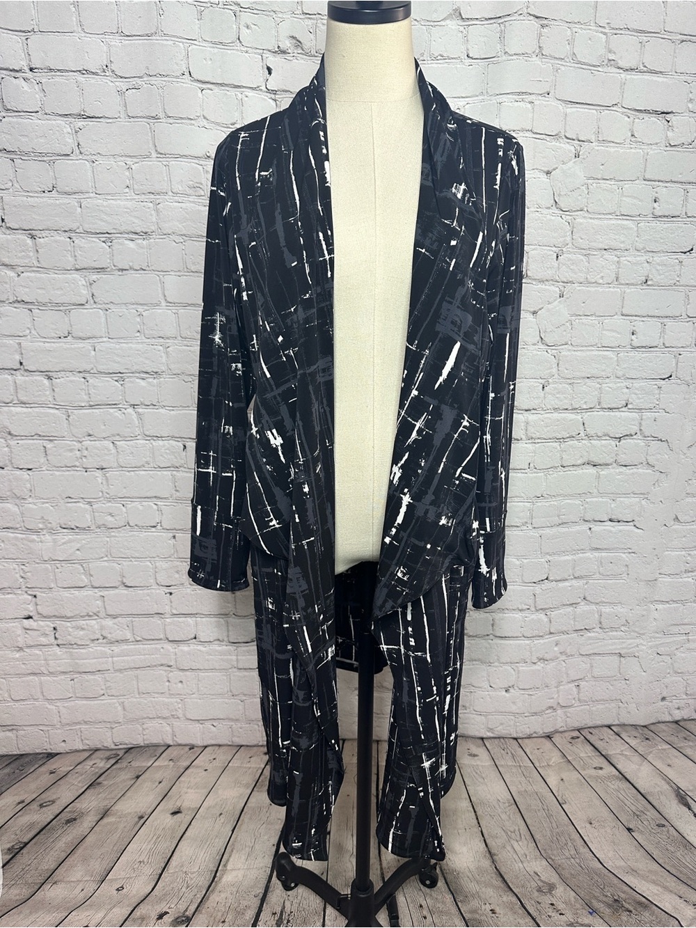 Sympli open-front draped cardigan jacket with black and white abstract print 12